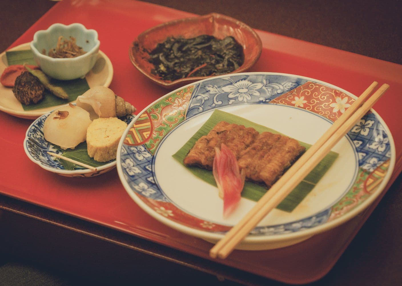 都鳥懷石料理晚餐的菜餚,盛放在紅漆托盤上。