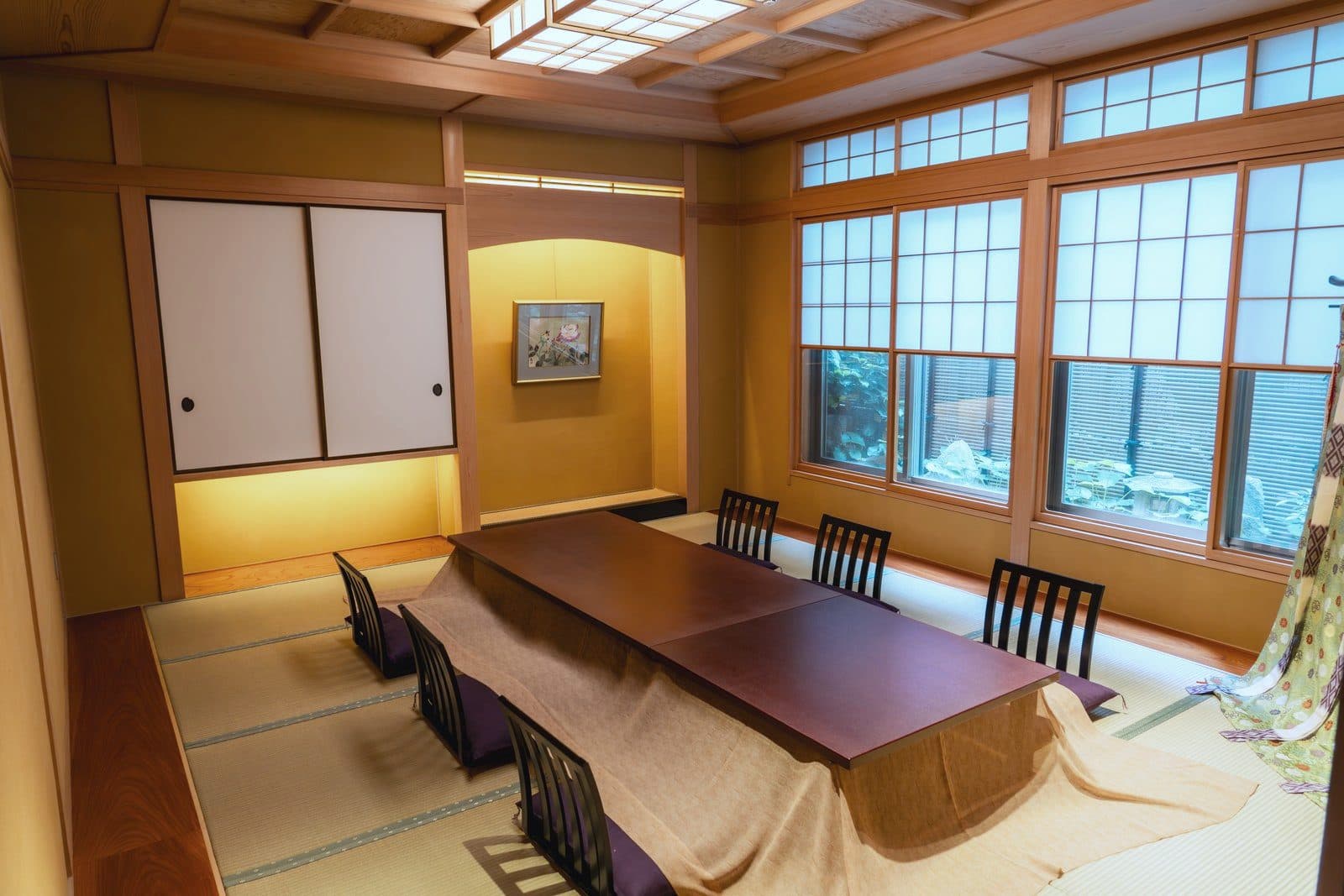 Hana Room:榻榻米上的長形下沉式矮桌,兩側設有靠背,並有面向庭園的窗。