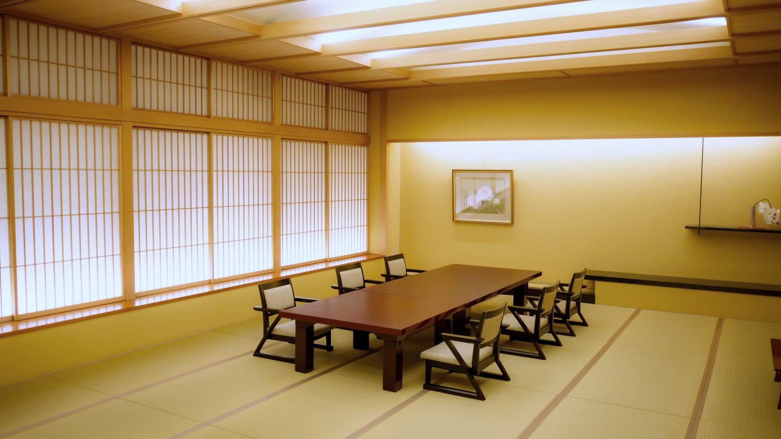 Grand Hall:榻榻米上擺著長桌與矮椅,一旁是整面的障子窗。