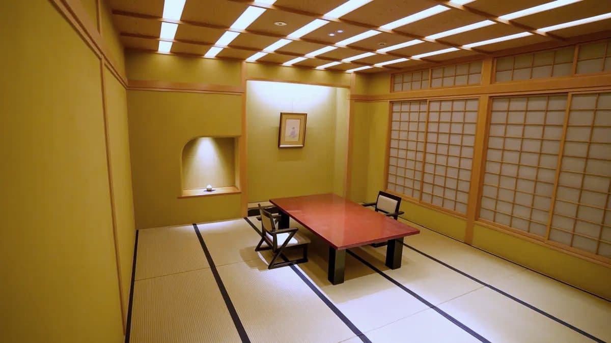 Yanagi Room:榻榻米上擺著紅漆桌與矮椅,光線從障子窗透入。
