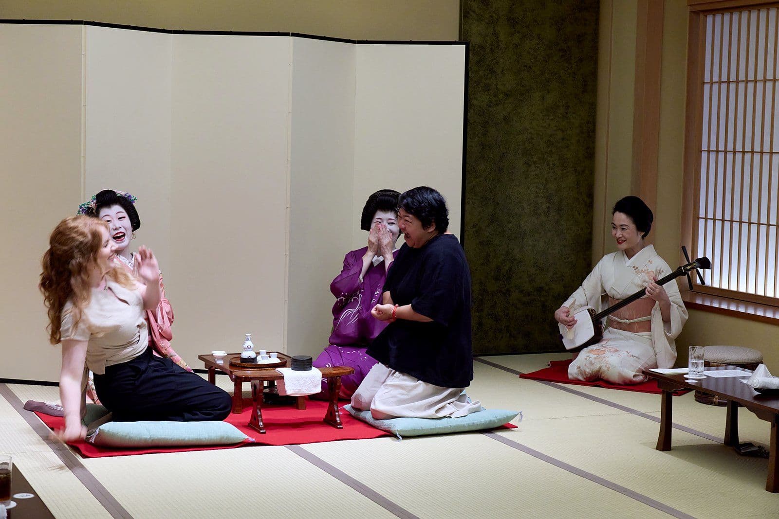 一局「金毘羅船船」結束的那一刻,賓客與藝妓一起開懷大笑。